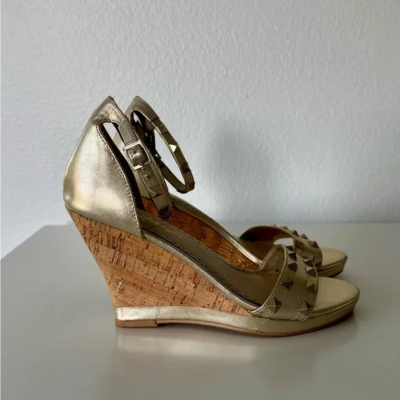 Lilly Pulitzer Gold Studded Wedge Sandals 8 - Picture 5 of 11